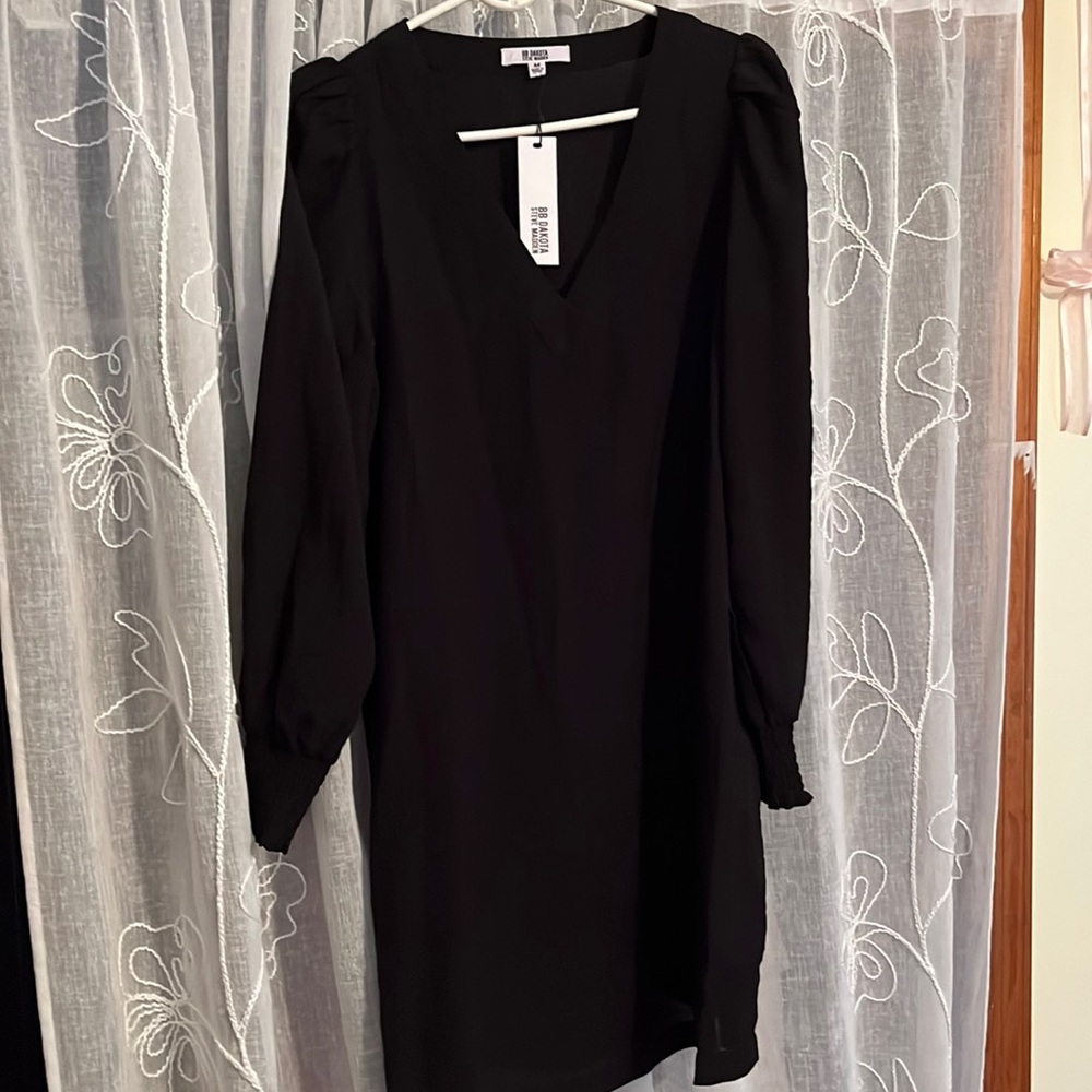 BB Dakota Steve Madden flattering black dress. Light weight NWT M